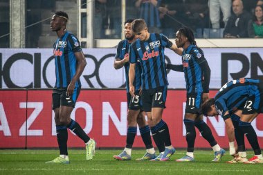 Bergamo, İtalya, 12 Mayıs 2025. Gewiss Stadyumu. İtalyan Serisi A Futbol Şampiyonası. Atalanta Roma 'ya karşı. Ademola Lookman, Atalanta, sayı yapın ve takım arkadaşlarıyla golü kutlayın..