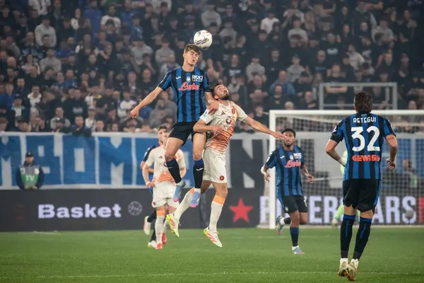 Bergamo, İtalya, 12 Mayıs 2025. Gewiss Stadyumu. İtalyan Serisi A Futbol Şampiyonası. Atalanta Roma 'ya karşı 2-1. Charles De Ketelaere, Atalanta ve Bryan Cristante, Roma, top için yarışıyorlar.