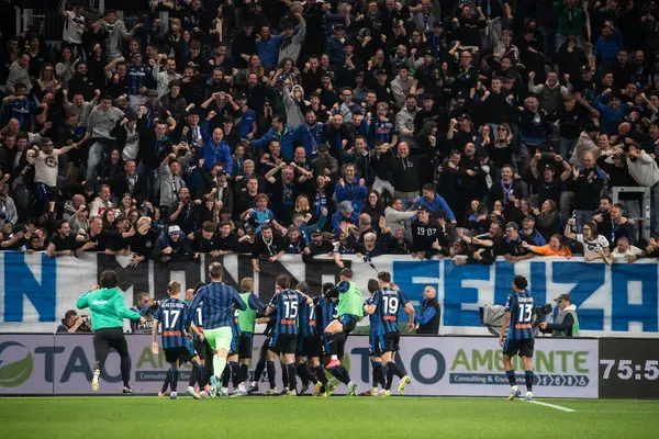 Bergamo, İtalya, 12 Mayıs 2025. Gewiss Stadyumu. İtalyan Serisi A Futbol Şampiyonası. Atalanta Roma 'ya karşı 2-1. Atalanta oyuncuları 2-1 'in golünü kutluyor.