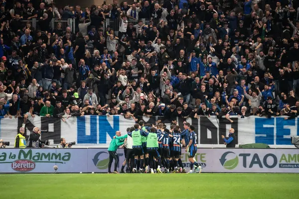 Bergamo, İtalya, 12 Mayıs 2025. Gewiss Stadyumu. İtalyan Serisi A Futbol Şampiyonası. Atalanta Roma 'ya karşı 2-1. Atalanta oyuncuları 2-1 'in golünü kutluyor.