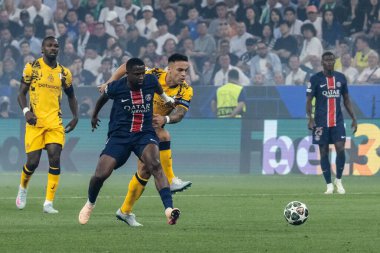 Münih, Almanya. 31 Mayıs 2025. UEFA Şampiyonlar Ligi. Son sözüm Paris Saint-Germain V. Inter Milan 5-0. Willian Pacho, PSG ve Lautaro Martinez, Inter, top için yarışın..