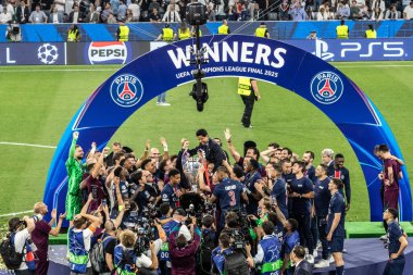 Münih, Almanya. 31 Mayıs 2025. UEFA Şampiyonlar Ligi. Son sözüm Paris Saint-Germain V. Inter Milan 5-0. PSG personeli podyumdaki zaferi kutluyor.