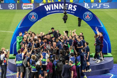 Münih, Almanya. 31 Mayıs 2025. UEFA Şampiyonlar Ligi. Son sözüm Paris Saint-Germain V. Inter Milan 5-0. PSG personeli podyumdaki zaferi kutluyor.