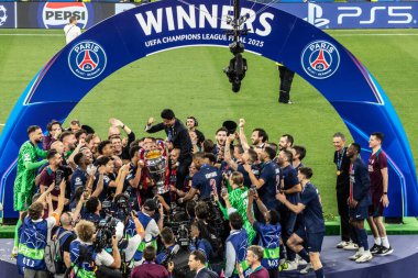 Münih, Almanya. 31 Mayıs 2025. UEFA Şampiyonlar Ligi. Son sözüm Paris Saint-Germain V. Inter Milan 5-0. PSG personeli podyumdaki zaferi kutluyor.