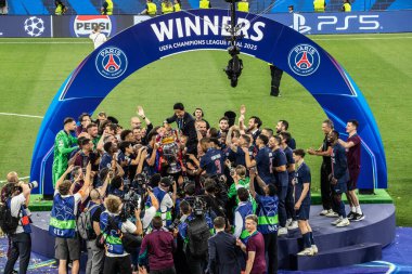 Münih, Almanya. 31 Mayıs 2025. UEFA Şampiyonlar Ligi. Son sözüm Paris Saint-Germain V. Inter Milan 5-0. PSG personeli podyumdaki zaferi kutluyor.