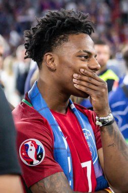 Münih, Almanya. 31 Mayıs 2025. UEFA Şampiyonlar Ligi. Son sözüm Paris Saint-Germain V. Inter Milan 5-0. Hız, flama, kutlama, burada eski kaleci Peter Schmeichel ile.