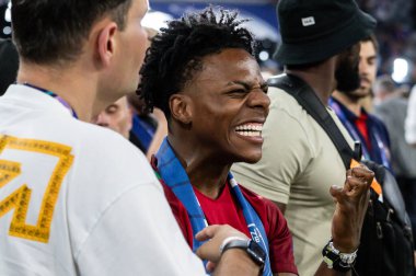 Münih, Almanya. 31 Mayıs 2025. UEFA Şampiyonlar Ligi. Son sözüm Paris Saint-Germain V. Inter Milan 5-0. Hız, flama, kutlama, burada eski kaleci Peter Schmeichel ile.