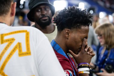 Münih, Almanya. 31 Mayıs 2025. UEFA Şampiyonlar Ligi. Son sözüm Paris Saint-Germain V. Inter Milan 5-0. Hız, flama, kutlama, burada eski kaleci Peter Schmeichel ile.