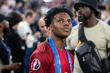 Münih, Almanya. 31 Mayıs 2025. UEFA Şampiyonlar Ligi. Son sözüm Paris Saint-Germain V. Inter Milan 5-0. Hız, flama, kutlama, burada eski kaleci Peter Schmeichel ile.