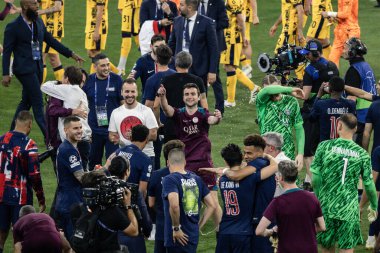 Münih, Almanya. 31 Mayıs 2025. UEFA Şampiyonlar Ligi. Son sözüm Paris Saint-Germain V. Inter Milan 5-0. PSG çalışanları zaferi kutluyor.