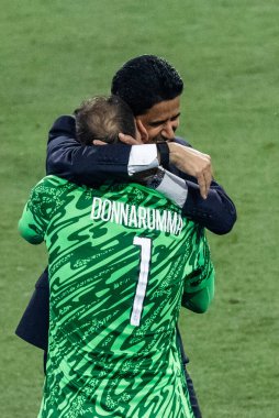 Münih, Almanya. 31 Mayıs 2025. UEFA Şampiyonlar Ligi. Son sözüm Paris Saint-Germain V. Inter Milan 5-0. Nasser Ghanim Tubir Al-Khelaifi, Cumhurbaşkanı PSG, kaleci PSG Luigi Donnarumma ile zaferi kutluyor..