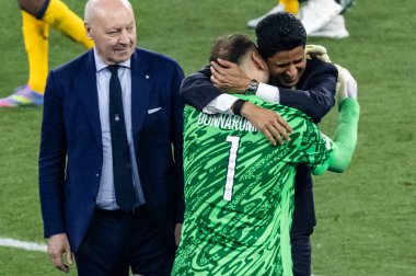 Münih, Almanya. 31 Mayıs 2025. UEFA Şampiyonlar Ligi. Son sözüm Paris Saint-Germain V. Inter Milan 5-0. Nasser Ghanim Tubir Al-Khelaifi, Cumhurbaşkanı PSG, kaleci PSG Luigi Donnarumma ile zaferi kutluyor..