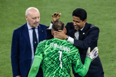 Münih, Almanya. 31 Mayıs 2025. UEFA Şampiyonlar Ligi. Son sözüm Paris Saint-Germain V. Inter Milan 5-0. Nasser Ghanim Tubir Al-Khelaifi, Cumhurbaşkanı PSG, kaleci PSG Luigi Donnarumma ile zaferi kutluyor..