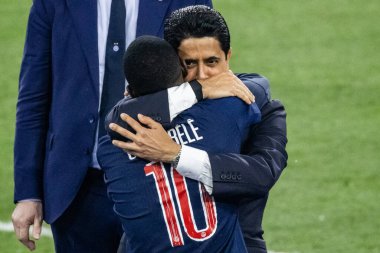 Münih, Almanya. 31 Mayıs 2025. UEFA Şampiyonlar Ligi. Son sözüm Paris Saint-Germain V. Inter Milan 5-0. Nasser Ghanim Tubir Al-Khelaifi, Cumhurbaşkanı PSG, Ousmane Dembele ile zaferi kutluyor..