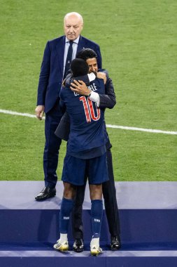 Münih, Almanya. 31 Mayıs 2025. UEFA Şampiyonlar Ligi. Son sözüm Paris Saint-Germain V. Inter Milan 5-0. Nasser Ghanim Tubir Al-Khelaifi, Cumhurbaşkanı PSG, Ousmane Dembele ile zaferi kutluyor..