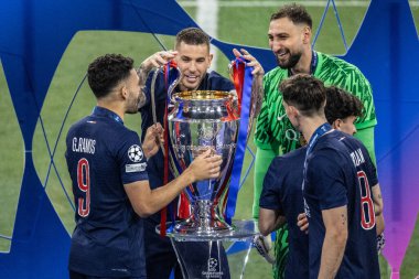 Münih, Almanya. 31 Mayıs 2025. UEFA Şampiyonlar Ligi. Son sözüm Paris Saint-Germain V. Inter Milan 5-0. PSG çalışanları zaferi kutluyor.