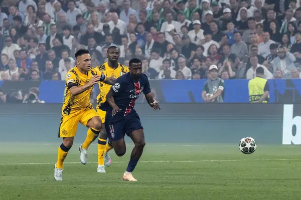 Münih, Almanya. 31 Mayıs 2025. UEFA Şampiyonlar Ligi. Son sözüm Paris Saint-Germain V. Inter Milan 5-0. Willian Pacho, PSG ve Lautaro Martinez, Inter, top için yarışın..