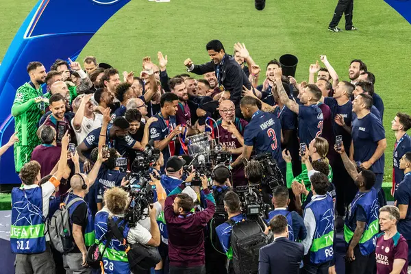 Münih, Almanya. 31 Mayıs 2025. UEFA Şampiyonlar Ligi. Son sözüm Paris Saint-Germain V. Inter Milan 5-0. PSG personeli podyumdaki zaferi kutluyor.
