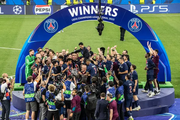 Münih, Almanya. 31 Mayıs 2025. UEFA Şampiyonlar Ligi. Son sözüm Paris Saint-Germain V. Inter Milan 5-0. PSG personeli podyumdaki zaferi kutluyor.