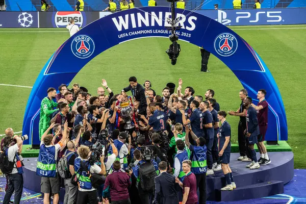 Münih, Almanya. 31 Mayıs 2025. UEFA Şampiyonlar Ligi. Son sözüm Paris Saint-Germain V. Inter Milan 5-0. PSG personeli podyumdaki zaferi kutluyor.