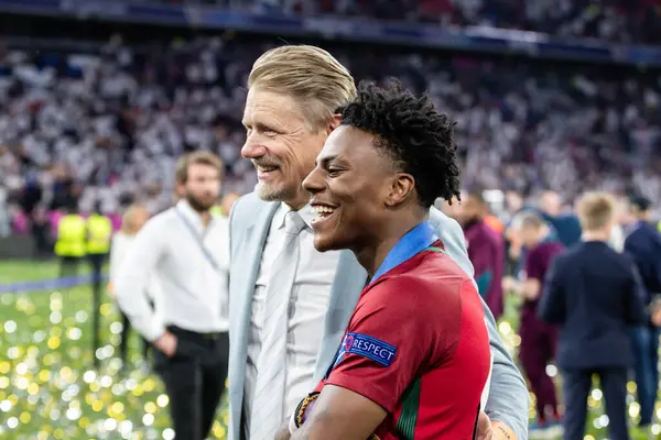 Münih, Almanya. 31 Mayıs 2025. UEFA Şampiyonlar Ligi. Son sözüm Paris Saint-Germain V. Inter Milan 5-0. Hız, flama, kutlama, burada eski kaleci Peter Schmeichel ile.