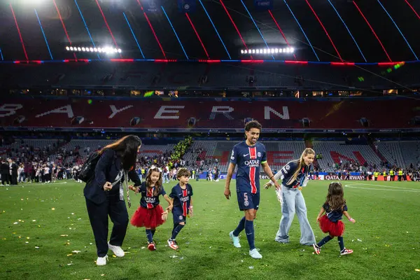 Münih, Almanya. 31 Mayıs 2025. UEFA Şampiyonlar Ligi. Son sözüm Paris Saint-Germain V. Inter Milan 5-0. Marquinos, PSG, ailemle kutlama yapıyorum..