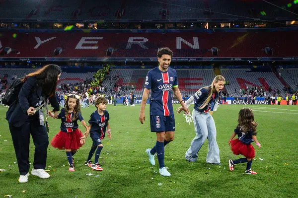 Münih, Almanya. 31 Mayıs 2025. UEFA Şampiyonlar Ligi. Son sözüm Paris Saint-Germain V. Inter Milan 5-0. Marquinos, PSG, ailemle kutlama yapıyorum..