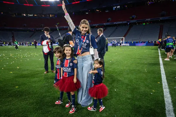 Münih, Almanya. 31 Mayıs 2025. UEFA Şampiyonlar Ligi. Son sözüm Paris Saint-Germain V. Inter Milan 5-0. Marquinos, PSG, ailemle kutlama yapıyorum..