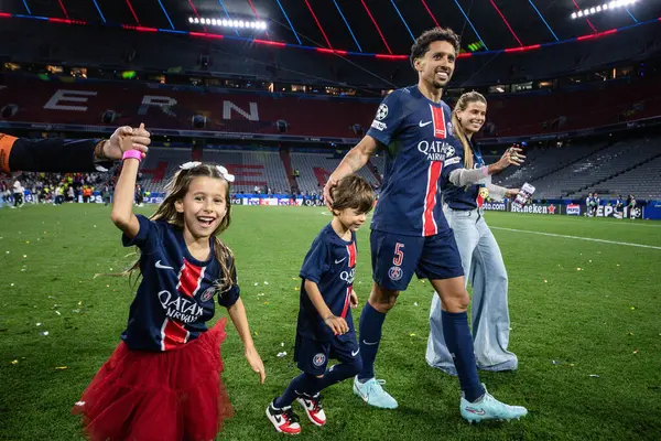 Münih, Almanya. 31 Mayıs 2025. UEFA Şampiyonlar Ligi. Son sözüm Paris Saint-Germain V. Inter Milan 5-0. Marquinos, PSG, ailemle kutlama yapıyorum..