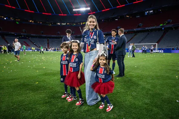 Münih, Almanya. 31 Mayıs 2025. UEFA Şampiyonlar Ligi. Son sözüm Paris Saint-Germain V. Inter Milan 5-0. Marquinos, PSG, ailemle kutlama yapıyorum..