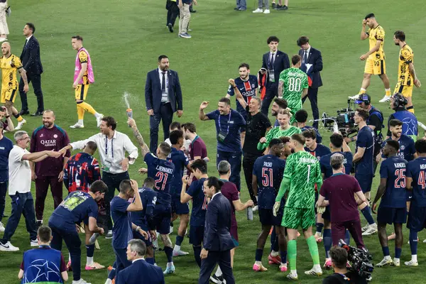 Münih, Almanya. 31 Mayıs 2025. UEFA Şampiyonlar Ligi. Son sözüm Paris Saint-Germain V. Inter Milan 5-0. PSG çalışanları zaferi kutluyor.