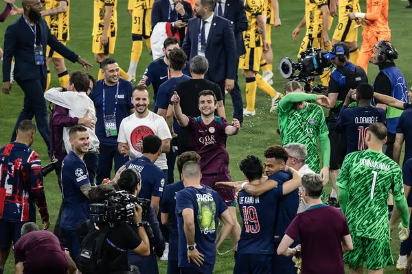 Münih, Almanya. 31 Mayıs 2025. UEFA Şampiyonlar Ligi. Son sözüm Paris Saint-Germain V. Inter Milan 5-0. PSG çalışanları zaferi kutluyor.