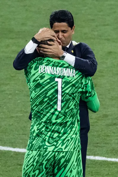 Münih, Almanya. 31 Mayıs 2025. UEFA Şampiyonlar Ligi. Son sözüm Paris Saint-Germain V. Inter Milan 5-0. Nasser Ghanim Tubir Al-Khelaifi, Cumhurbaşkanı PSG, kaleci PSG Luigi Donnarumma ile zaferi kutluyor..