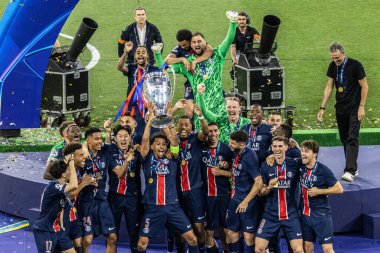 Münih, Almanya. 31 Mayıs 2025. UEFA Şampiyonlar Ligi. Son sözüm Paris Saint-Germain V. Inter Milan 5-0. PSG personeli podyumdaki zaferi kutluyor.