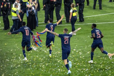 Münih, Almanya. 31 Mayıs 2025. UEFA Şampiyonlar Ligi. Son sözüm Paris Saint-Germain V. Inter Milan 5-0. PSG oyuncuları zaferi kupa ile kutluyor.