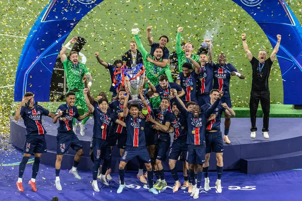 Münih, Almanya. 31 Mayıs 2025. UEFA Şampiyonlar Ligi. Son sözüm Paris Saint-Germain V. Inter Milan 5-0. PSG personeli podyumdaki zaferi kutluyor.