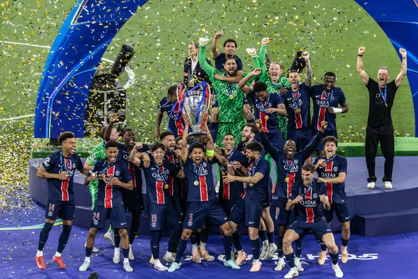 Münih, Almanya. 31 Mayıs 2025. UEFA Şampiyonlar Ligi. Son sözüm Paris Saint-Germain V. Inter Milan 5-0. PSG personeli podyumdaki zaferi kutluyor.