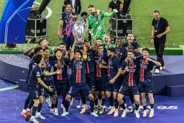 Münih, Almanya. 31 Mayıs 2025. UEFA Şampiyonlar Ligi. Son sözüm Paris Saint-Germain V. Inter Milan 5-0. PSG personeli podyumdaki zaferi kutluyor.