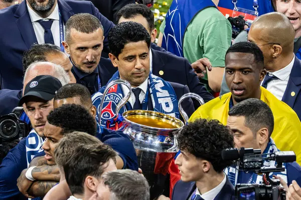 Münih, Almanya. 31 Mayıs 2025. UEFA Şampiyonlar Ligi. Son sözüm Paris Saint-Germain V. Inter Milan 5-0. Nasser Ghanim Tubir Al-Khelaifi, Cumhurbaşkanı PSG, zaferi kupa ile kutluyor..