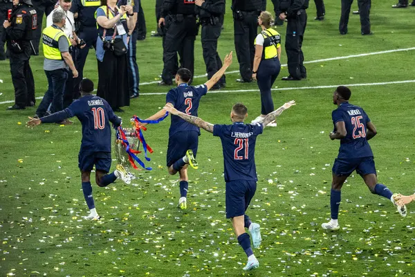 Münih, Almanya. 31 Mayıs 2025. UEFA Şampiyonlar Ligi. Son sözüm Paris Saint-Germain V. Inter Milan 5-0. PSG oyuncuları zaferi kupa ile kutluyor.