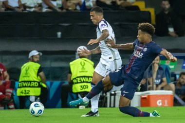 Udine, İtalya. 13 Ağustos 2025. UEFA Süper Kupası 2025. Paris Saint-Germain Tottenham Hotspur 'a karşı 4-3. Pedro Porro, Tottenham ve Desire Doue, PSG, top için yarışın..