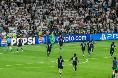 Udine, İtalya. 13 Ağustos 2025. UEFA Süper Kupası 2025. Paris Saint German Tottenham PSG oyuncularına karşı zafer kutlanıyor.