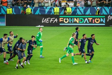 Udine, İtalya. 13 Ağustos 2025. UEFA Süper Kupası 2025. Paris Saint German Tottenham PSG oyuncularına karşı zafer kutlanıyor.