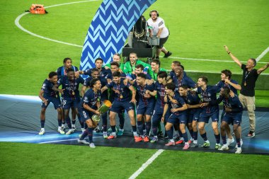 Udine, İtalya. 13 Ağustos 2025. UEFA Süper Kupası 2025. Paris Saint German Tottenham PSG oyuncularına karşı zafer kutlanıyor.