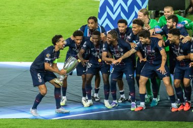 Udine, İtalya. 13 Ağustos 2025. UEFA Süper Kupası 2025. Paris Saint German Tottenham PSG oyuncularına karşı zafer kutlanıyor.