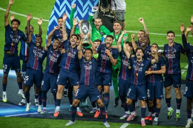 Udine, İtalya. 13 Ağustos 2025. UEFA Süper Kupası 2025. Paris Saint German Tottenham PSG oyuncularına karşı zafer kutlanıyor.