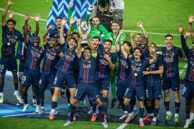 Udine, İtalya. 13 Ağustos 2025. UEFA Süper Kupası 2025. Paris Saint German Tottenham PSG oyuncularına karşı zafer kutlanıyor.