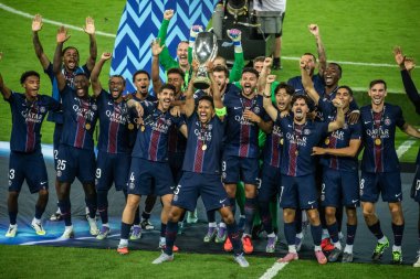 Udine, İtalya. 13 Ağustos 2025. UEFA Süper Kupası 2025. Paris Saint German Tottenham PSG oyuncularına karşı zafer kutlanıyor.