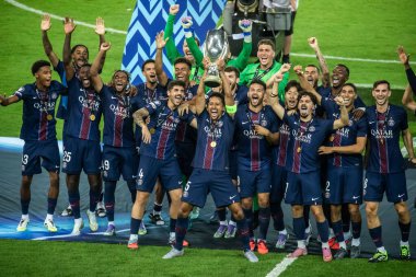 Udine, İtalya. 13 Ağustos 2025. UEFA Süper Kupası 2025. Paris Saint German Tottenham PSG oyuncularına karşı zafer kutlanıyor.