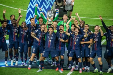 Udine, İtalya. 13 Ağustos 2025. UEFA Süper Kupası 2025. Paris Saint German Tottenham PSG oyuncularına karşı zafer kutlanıyor.